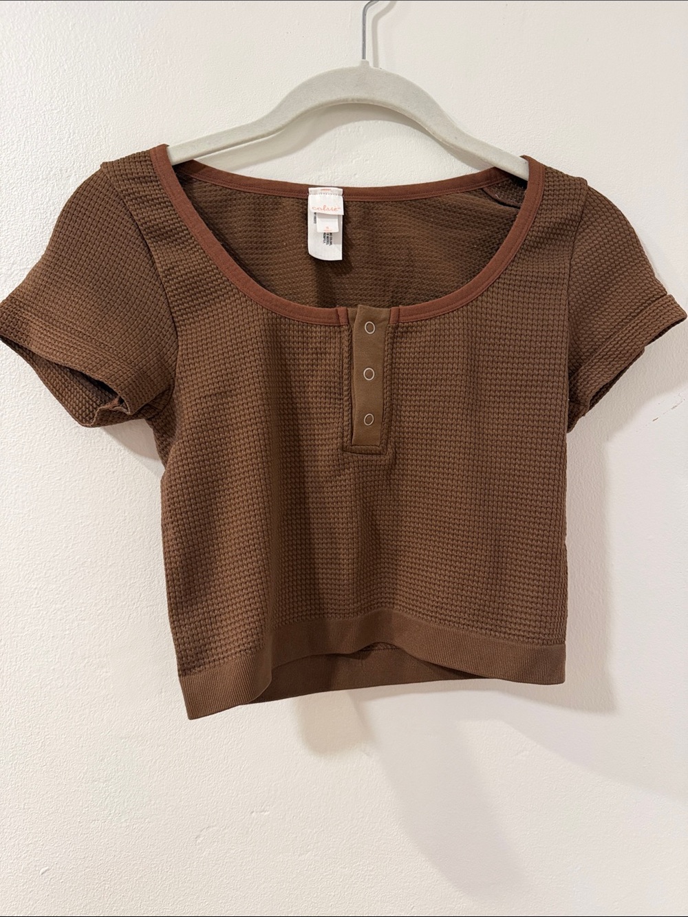 Colsie Brown Waffle Knit Short Sleeve Crop Top